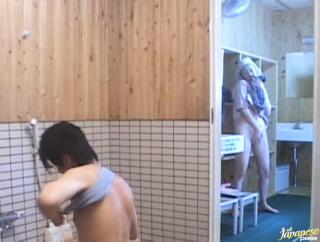 Teen Hardcore Awesome Japanese hottie fucks the bath cleaning dude! Facial