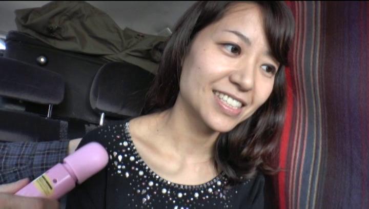 Hot Girls Fucking  Awesome Brunette Japanese MILF gets pussy toyed in a van TubeZaur - 1