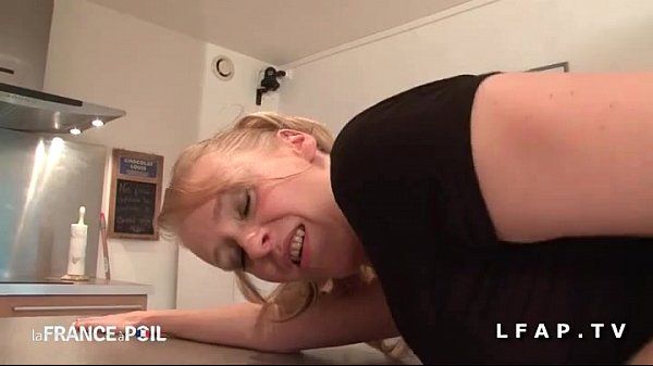 Jolie cougar francaise sodomisee par un jeune technicien dans la cuisine - 2