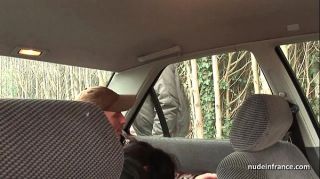 Naturaltits Chubby brunette ass fucked in threeway with Papy Voyeur on a car Coroa