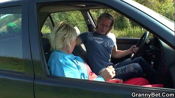 Car driver bangs old whore - 1