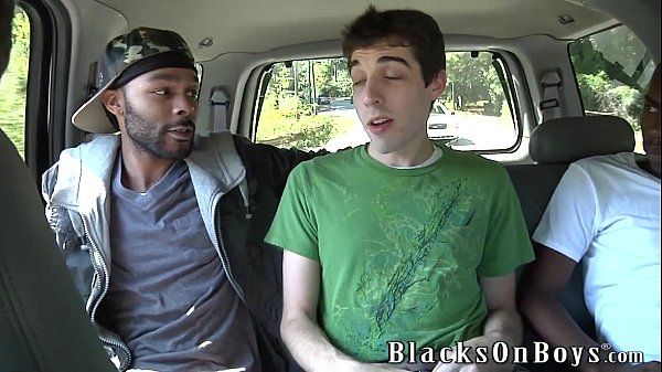 Bailando Chris Kingston Gets Fucked By Two Black Guys Travesti - 1