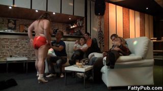 Webcamshow Big booty chick strips and gives head in the bar...
