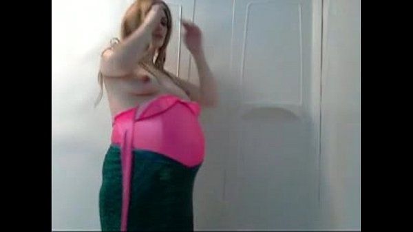 Pregnant wife in the shower - whatwebcam.com - 1