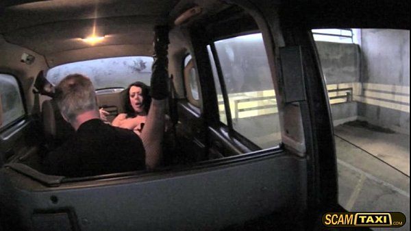Prostituta Brunette lady deepthroats the cab driver and gives him a decent sex Latinos - 2