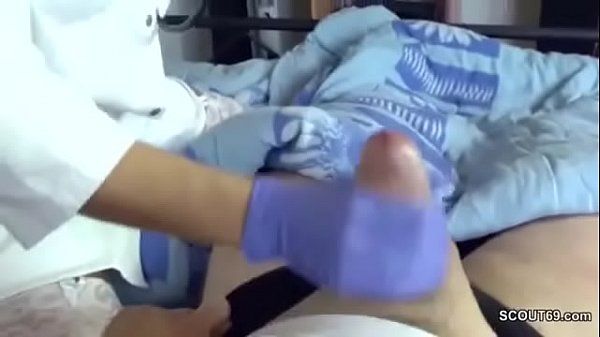 Krankenschwester holt ihrem Patienten einen runter - 2
