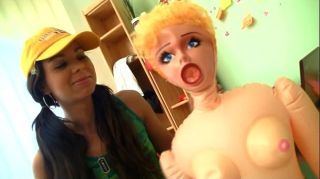 Girl Fucked Hard Teen Kiki caught her friend fucking a sex doll! Banheiro