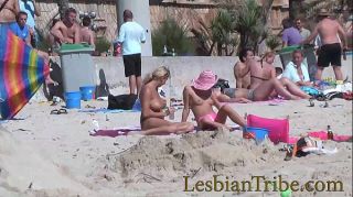 Pareja teens lesbians public kissing and massage on the...