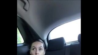 xPee Mamasita haciendo trabajo manual en el carro Nicole Aniston