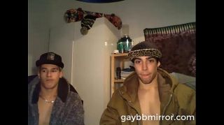 Para Two hot twinks jerking each other, sucking and showing ass! Throatfuck