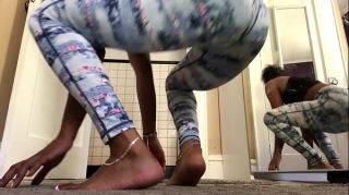 SwingLifestyle Barefoot Ebony Plays With Her Booty In Leggings Lesbos