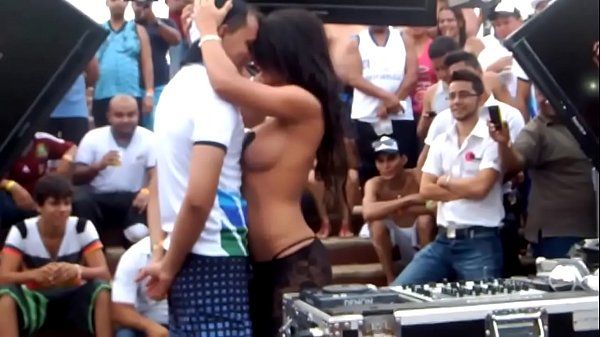 Seduction Porn DJ Puta Agarrando Vergas, Recibiendo Arrimones y Desnudandose Skin Diamond - 1