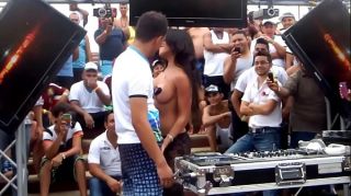 Seduction Porn DJ Puta Agarrando Vergas, Recibiendo Arrimones y Desnudandose Skin Diamond