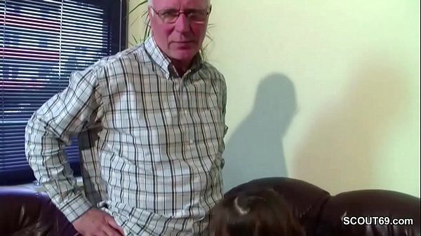 Opa bekommt seine Stief Enkelin zum Fick wenn Eltern weg - 1