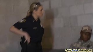 Culazo Blonde cop banged by black dude Nylon