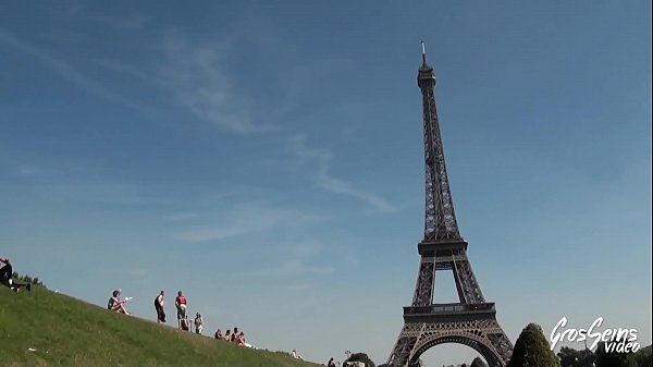 Lena la bombe s'exhibe sous la Tour Eiffel - 1