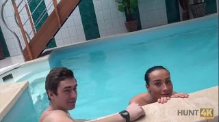 Twinks HUNT4K. Aventures sexuelles dans une piscine privée Gay Money