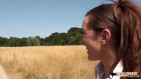 Margot milf brunette enculée entre les champs de blé - 1