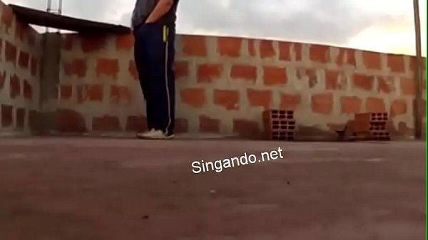 Ella no queria singa pero luego acepto colombina singando en el patio - SINGANDO.NET - 1