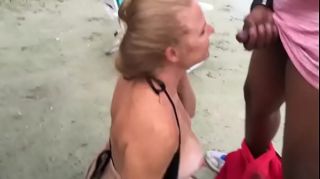 Loira Madura en la playa mientras esposo filma Celebrity Sex