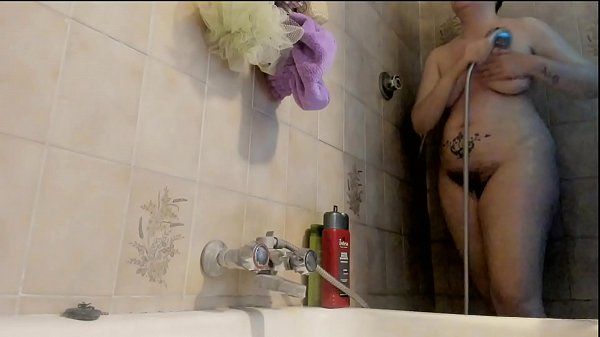La tua bella mamma italiana sotto la doccia con la sua grossa figa pelosa - 1
