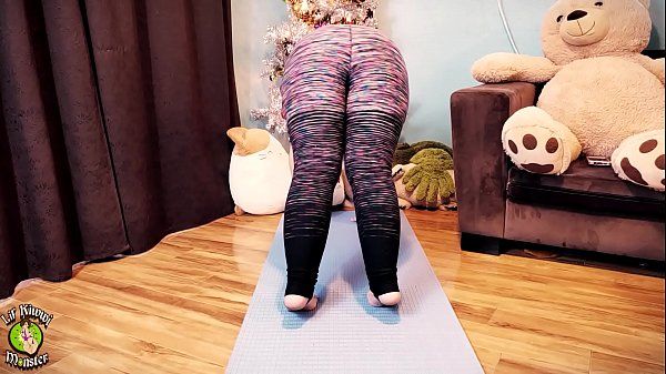 Perverted Yoga session in a new pair of tight leggings! Enjoy watching as I stretch my limbs and bounce my big butt *Subscribe to XVIDEOS RED for FULL videos* Bare