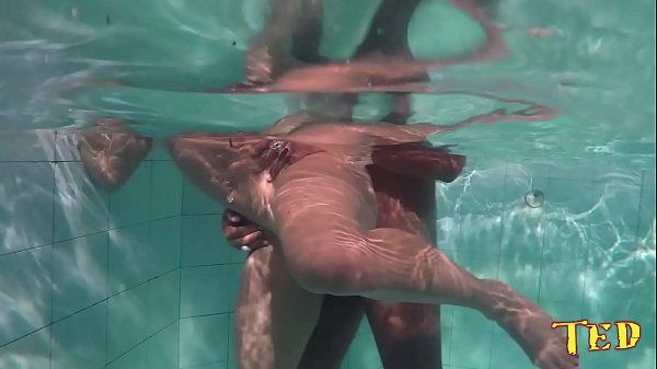 Nego Catra não para depois da cena cai na piscina e fode o cú da Bianca Naldy dentro da água - Capoeira Ator - 2