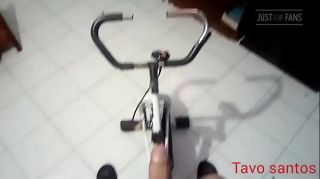 FetLife Masturbándome en bicicleta de Gym y Orinando mi cuerpo Chastity