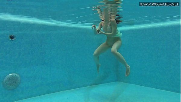 AnyPorn Lizi Vogue Underwater Porn Interview - 1