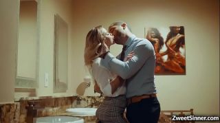 Scandal Lady boss Jessa Rhodes saw her secret lover in a local bar and started an awesome rough sex with him inside the bathroom. Novinhas
