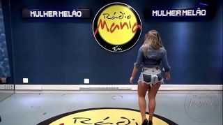 First Time Mulher Melão Gostosa Dançando e mostrando a buceta Huge