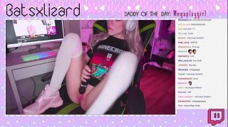 LiveX-Cams Gamer girl forgets to turn off Stream and squirt in live HotTube