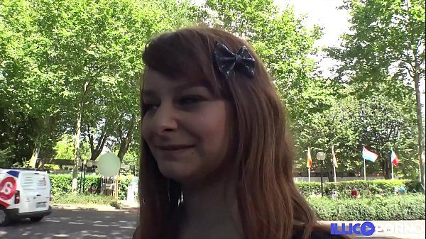 TubeCup Julie, 19 ans se fait défoncer devant son voisin Van