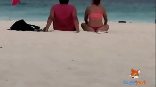 Gostoso Mostrando el culo en tanga por la playa y...
