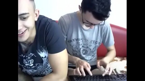 Masturbando e chupando amigo hetero em casa na webcam (twitter: @daily horny ) - 1