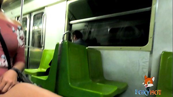 exhibisionismo en el metro de la ciudad, viajando de noche y calentando a curiosos. mostrando mi culo y tetas - 1