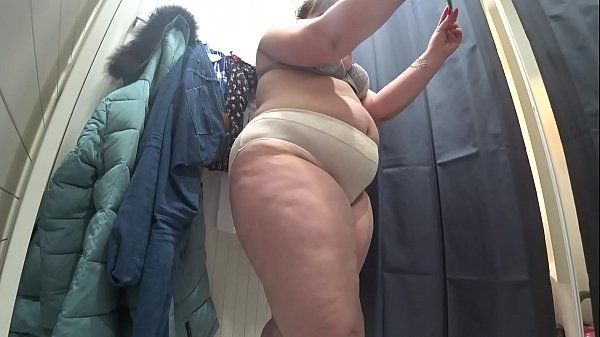 A hidden camera in the changing room is spying on a BBW with big booty. Fetish in a public mall. - 1
