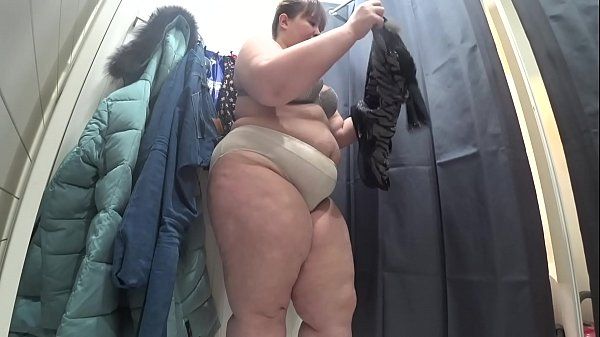 A hidden camera in the changing room is spying on a BBW with big booty. Fetish in a public mall. - 1