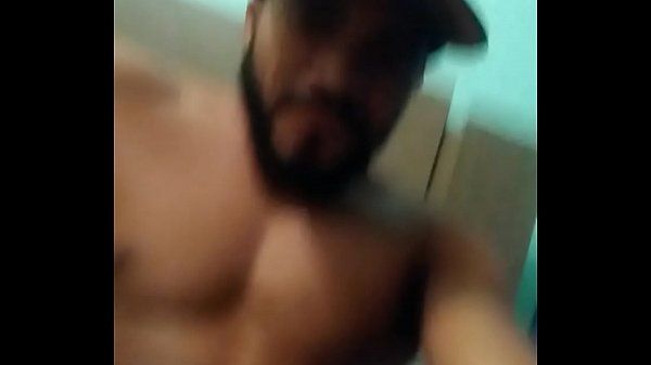 Horny Sluts Douglas Almeida se masturbando com sua banana da terra de 20 cm, Vila Velha, Espírito Santo. Gloryhole