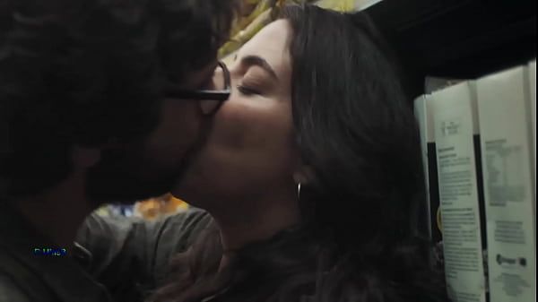 Morena faz sexo com escritor brasileiro, sem perceber estar sendo filmada - 2