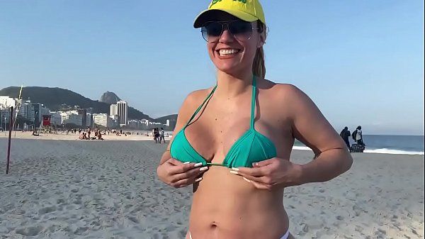 Show A gostosa da Ines Ventura se exibindo na praia de Copacabana - Ines Ventura - Gay Spank