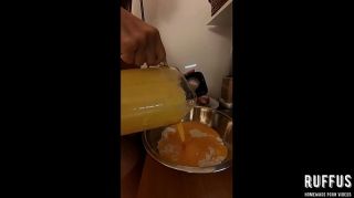 Beurette Ana Rothbard cozinhando bolo de cenoura e fazendo sexo - Video completo no RED Pictoa