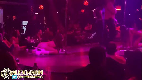 Speculum Show lesbian en Mc table dance Amazing - 1