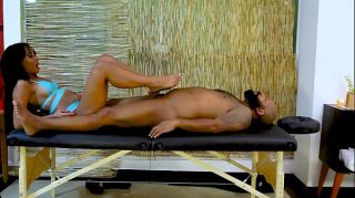 Chichona Massagem Brazil - Novinha Babi faz massagem...