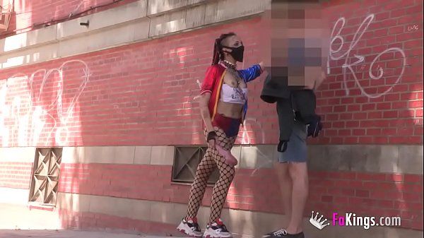 Harley Quinn cosplayer picks up and blows guys in the street - 2