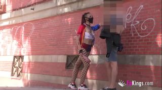 Tan Harley Quinn cosplayer picks up and blows guys in the street Cdzinha