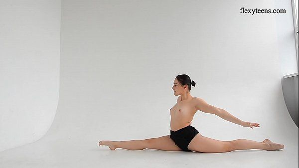 Super flexible hot gymnast Dasha Lopuhova - 2