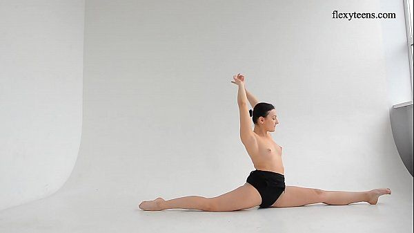 Super flexible hot gymnast Dasha Lopuhova - 2