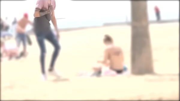 He proves he can pick any girl at the Barcelona beach - 1