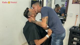 Gay Big Cock Kadu Ventrí e Edu Scott - Fodi meu barbeiro com muito tesão sexo bareback FreeInterracialTo...